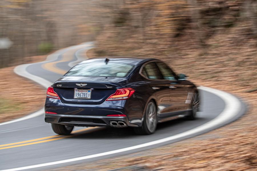 Genesis G70 2.0T 2018 года  (NA) (фото 32 из 44)